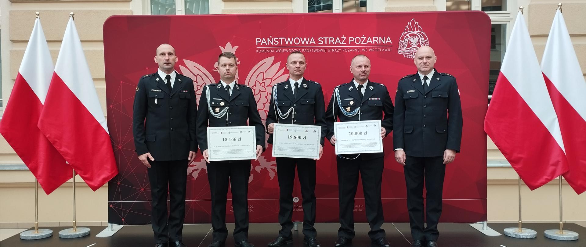 Na zdjęciu strażacy OSP po wręczeniu promes. 