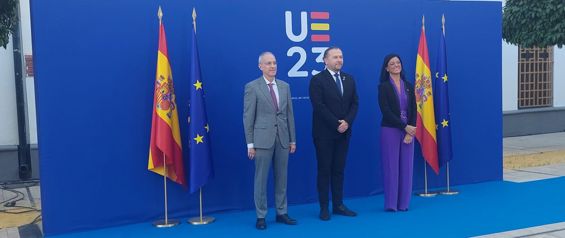 Dyrektor Generalny MFiPR Robert Bartold na nieformalnym spotkaniu przedstawicieli państw UE w Murcji, dyrektor Bartold pozuje do zdjęcia, po jego obu stronach stoją przedstawiciele rządu hiszpańskiego oraz flagi Hiszpanii i UE