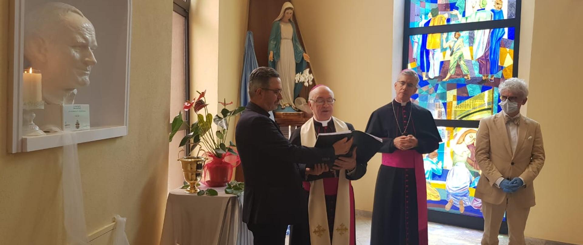 Ambasada Rzeczypospolitej Polskiej w Tiranie w dniu 18.05.2020 przekazała do parafii św. Jana Pawła II w Bathore oraz do katedry św. Pawła w Tiranie rzeźby przedstawiające głowy św. Jana Pawła II dłuta znakomitego rzeźbiarza albańskiego, Maestro Mumtaza Dhrami. 