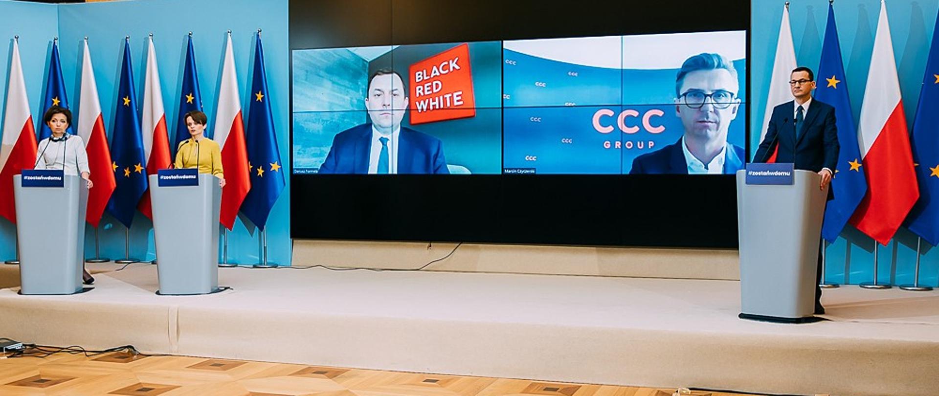 Widok na ściankę wizyjną i uczestników konferencji.