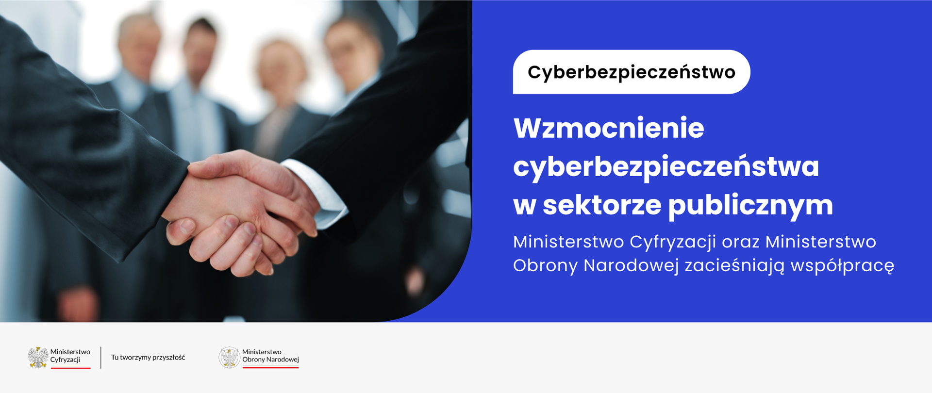 Po prawej stronie na granatowym tle napis: Wzmocnienie Cyberbezpieczeństwa w sektorze publicznym Ministerstwo Cyfryzacji oraz Ministerstwo Obrony Narodowej zacieśniają współpracę. . Po lewej zdjęcie uścisku dłoni. 