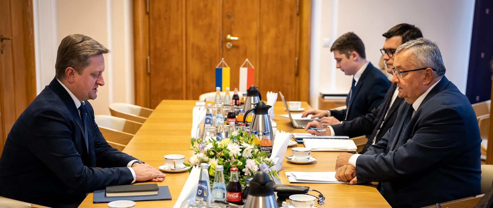 Spotkanie ministra infrastruktury Andrzeja Adamczyka z ambasadorem Ukrainy w Polsce Vasylem Zvarychem