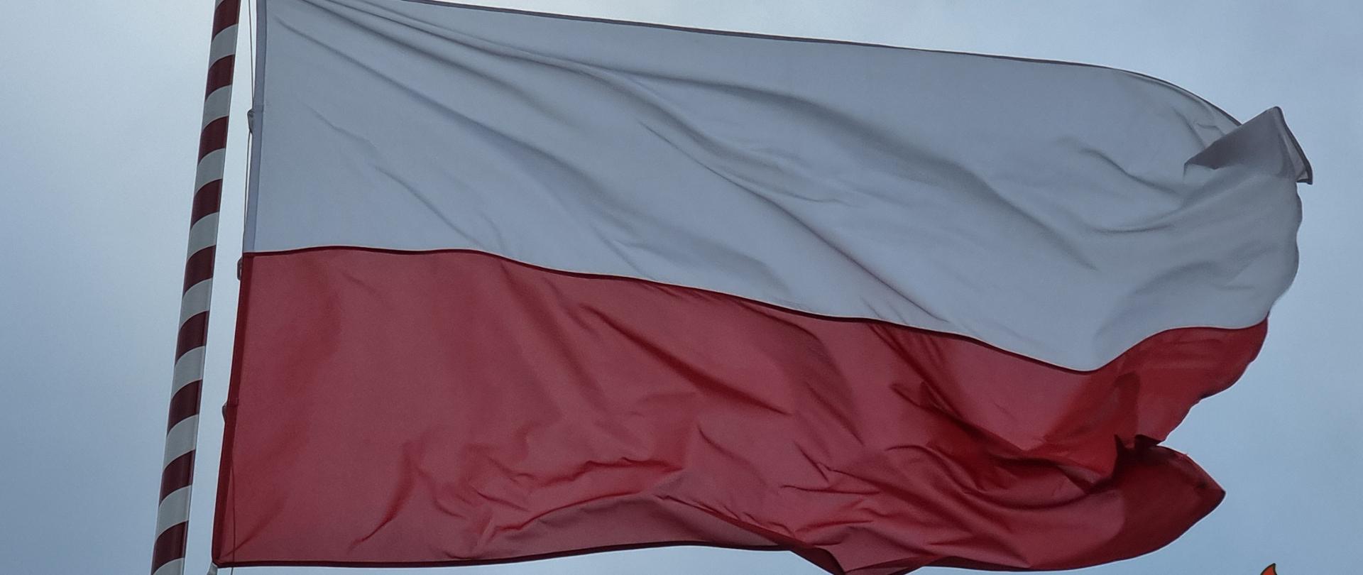 Widoczna na zdjęciu powiewająca na wietrze flagi Polski