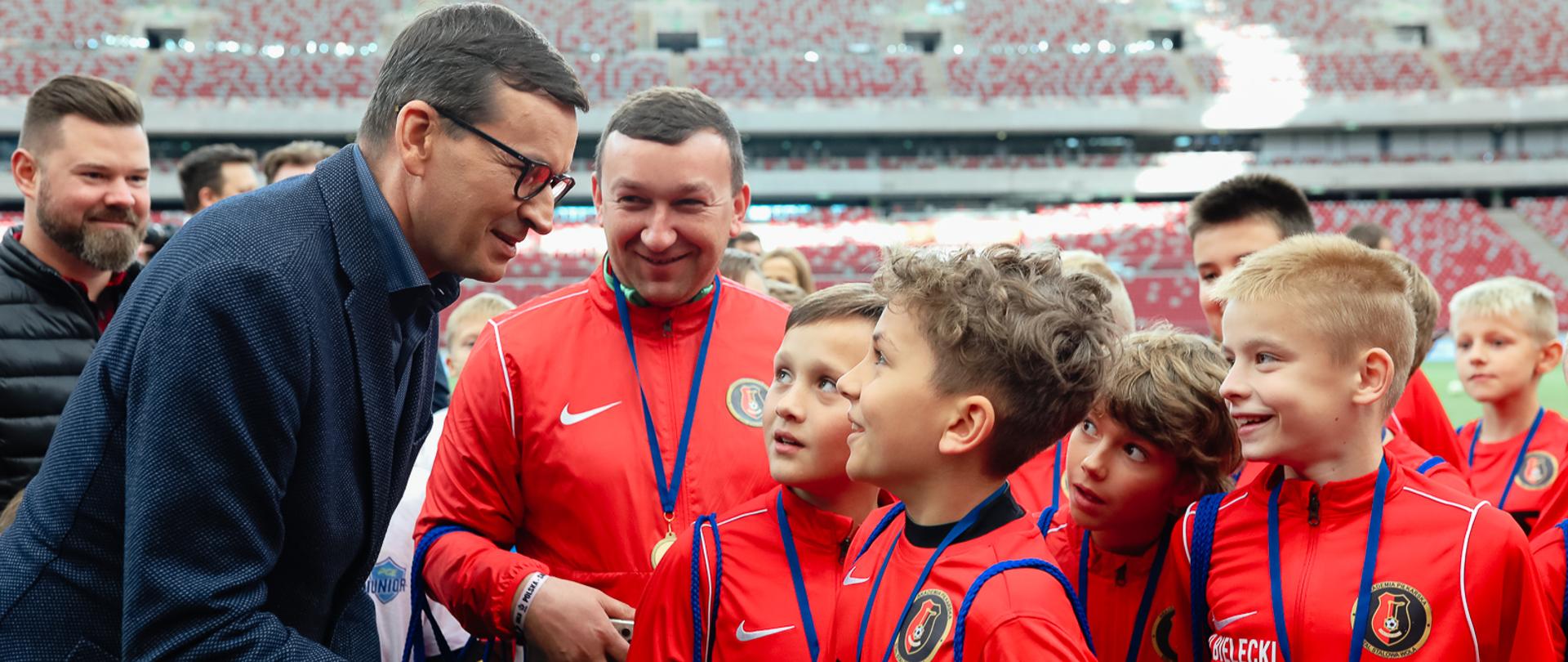 Premier ściska dłoń młodego piłkarza.