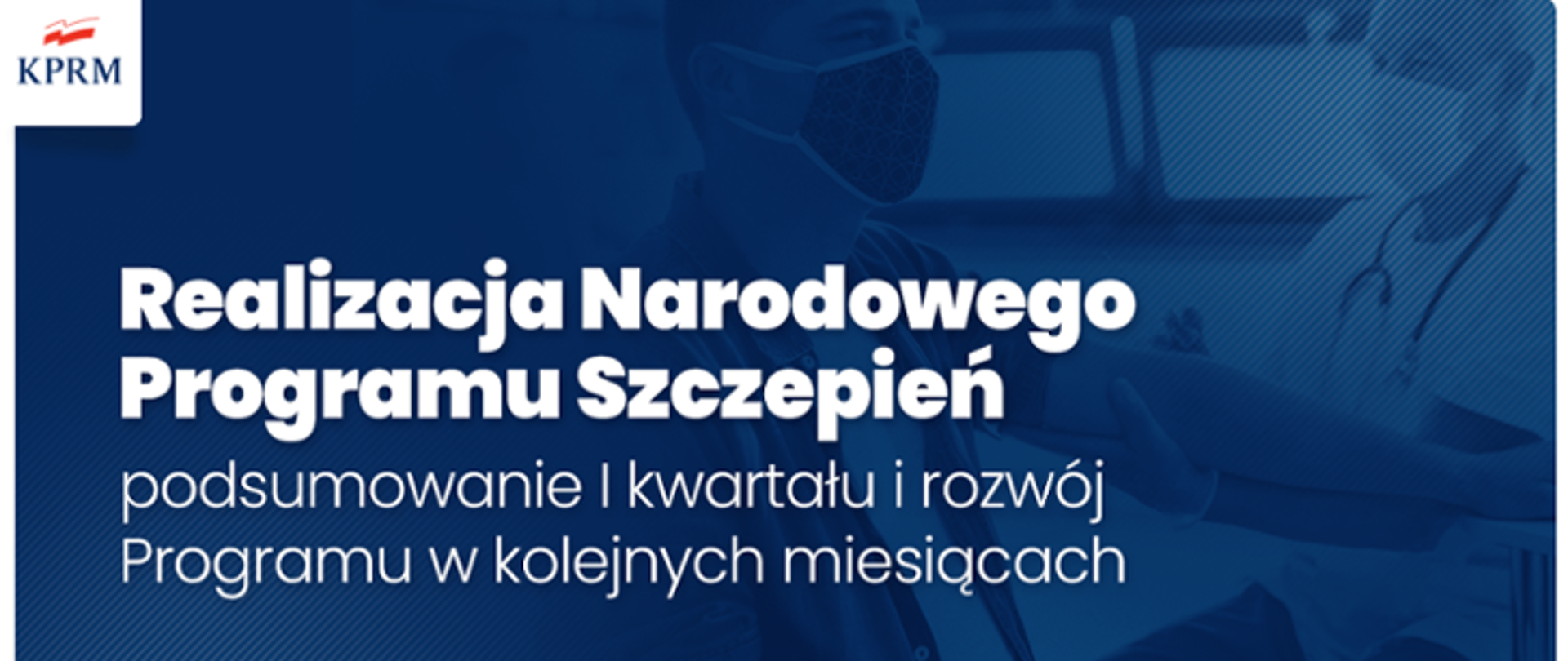 Granatowa grafika ze zdjęciem osoby szczepionej przez lekarza w tle. Napis na grafice: Realizacja Narodowego Programu Szczepień podsumowanie I kwartału i rozwój Programu w kolejnych miesiącach.