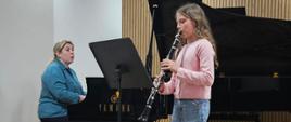 Galeria 20 zdjęć z audycji muzycznych, które odbyły się w Państwowej Szkole Muzycznej I st. w Kłodzku uczniowie grają na instrumentach na scenie sali koncertowej