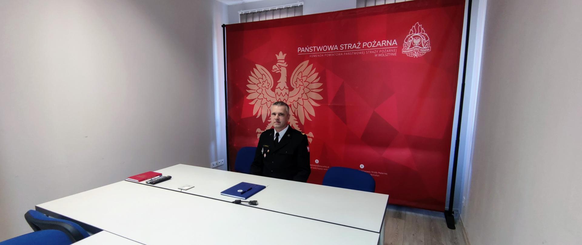 SALA KONFERENCYJNA, NA ŚRODKU KOMENDANT