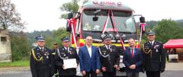 Zdjęcie przedstawia poświęcenie samochodu pożarniczego OSP w Sufczynie oraz wręczenie odznaczeń i wyróżnień druhom OSP