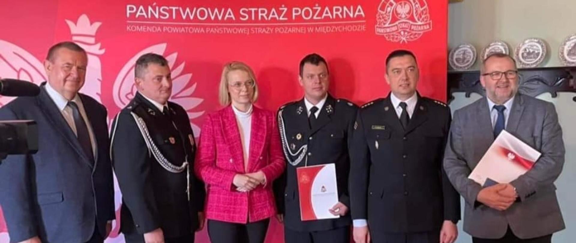Przedstawiciele OSP Lipa, w towarzystwie Wójta Gminy Ryczywół i p.o. Komendanta Powiatowego PSP w Obornikach st. kpt. Michała Mulki wraz z posłami na sejm RP: Martą Kubiak oraz Krzysztofem Czarneckim