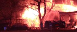Działania ratownicze w miejscowości Oględów podczas pożaru stodoły.