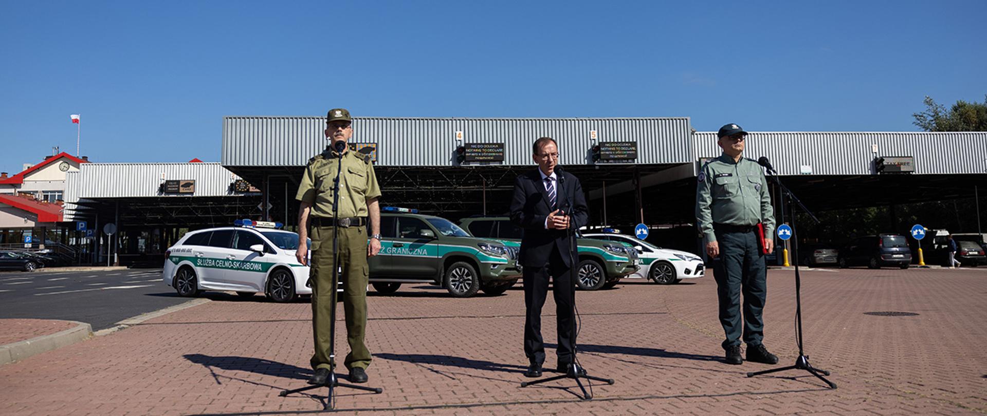 Minister Mariusz Kamiński na przejściu granicznym Terespol-Brześć z podsekretarzem stanu w Ministerstwie Finansów, zastępcą szefa Krajowej Administracji Skarbowej insp. Mariuszem Gojnym oraz komendantem głównym Straży Granicznej gen. dyw. SG Tomaszem Pragą.