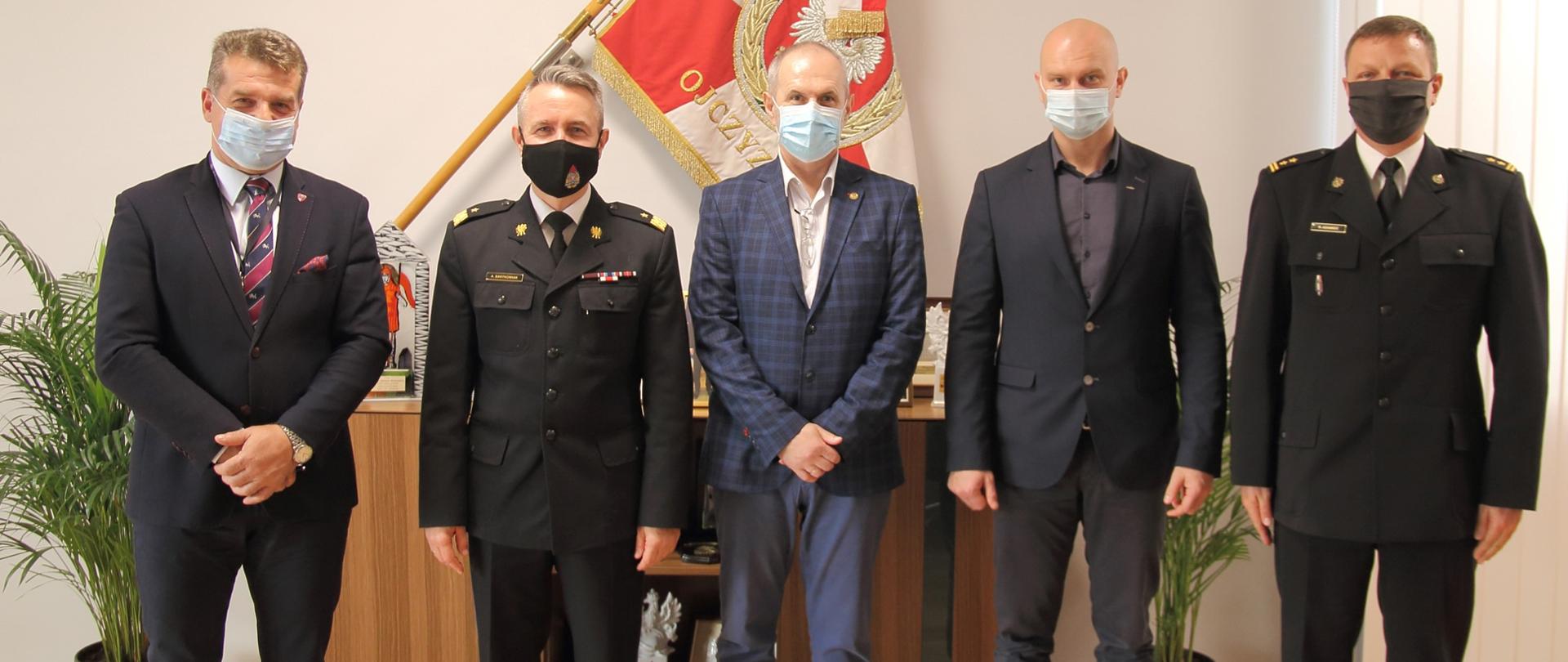 Spotkanie komendanta głównego PSP z przewodniczącymi central związków zawodowych – na zdjęciu pięć osób w tym dwóch oficerów PSP – w środku nadbryg. Andrzej Bartkowiak komendant główny PSP.