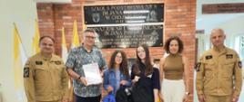 Uroczyste wręczenie nagród laureatom konkursu „Znam Poradnik Bezpieczeństwa” w Szkole Podstawowej nr 8 w Chojnicach. Na zdjęciu uczniowie, nauczyciele oraz przedstawiciele Państwowej Straży Pożarnej: st. bryg. Henryk Koźlewicz i bryg. Rafał Buszek.