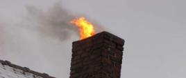 Zdjęcie przedstawia pożar sadzy w kominie 