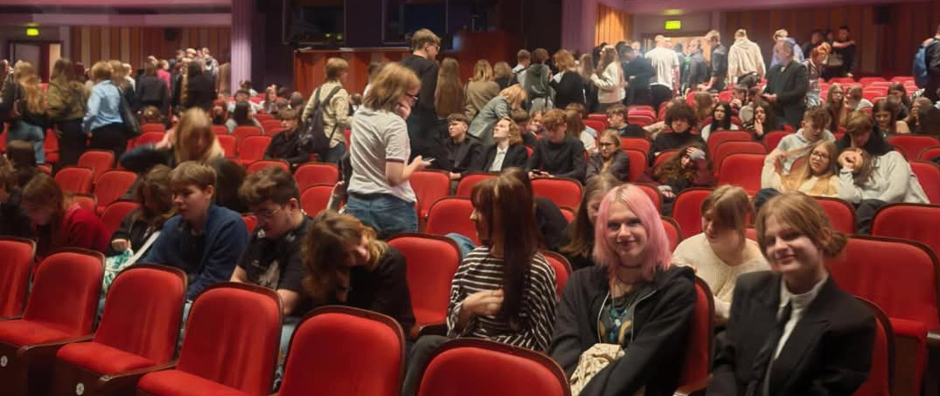 Na zdjęciu uczniowie siedzą na widowni Teatru Muzycznego