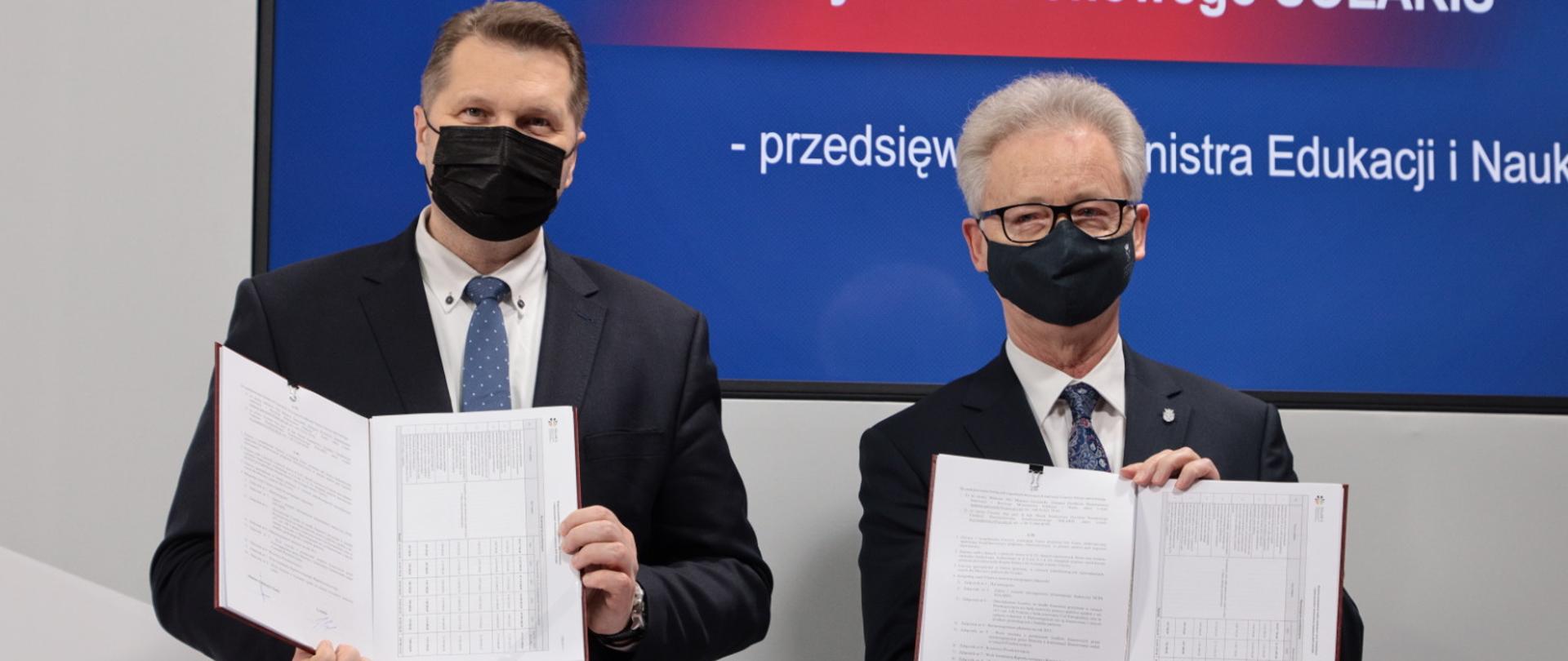 Wsparcie prowadzenia badań naukowych i prac rozwojowych z wykorzystaniem infrastruktury badawczej NPCS SOLARIS, minister Przemysław Czarnek oraz rektor Uniwersytetu Jagiellońskiego prezentują podpisane porozumienie.