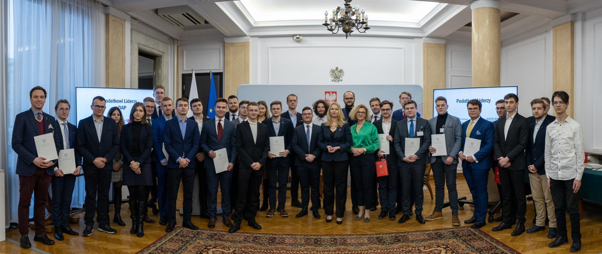 Laureaci konkursu Podatkowi Liderzy wraz z dyplomami