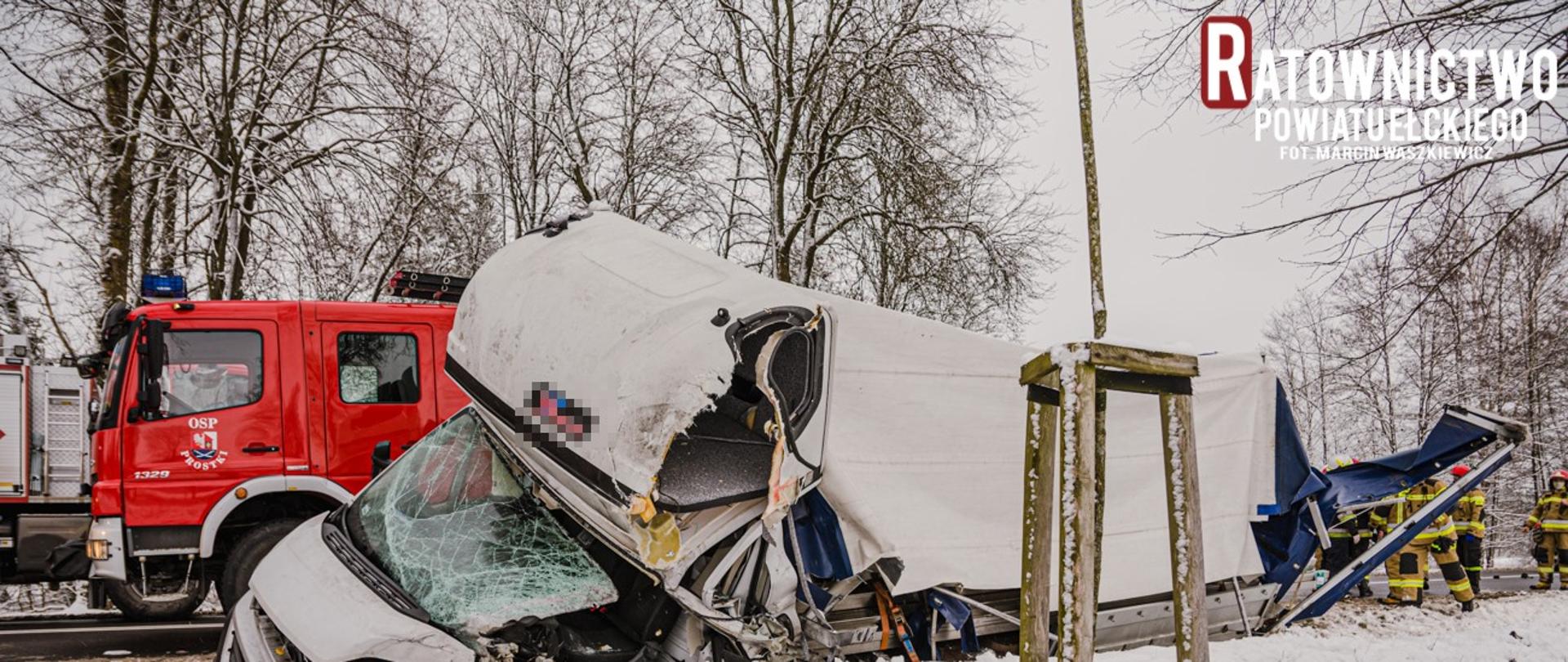 Bus w rowie, na pierwszym tle widoczna rozpięta torba medyczna PSP po prowadzonej resuscytacji krążeniowo-oddechowej przez strażaków.