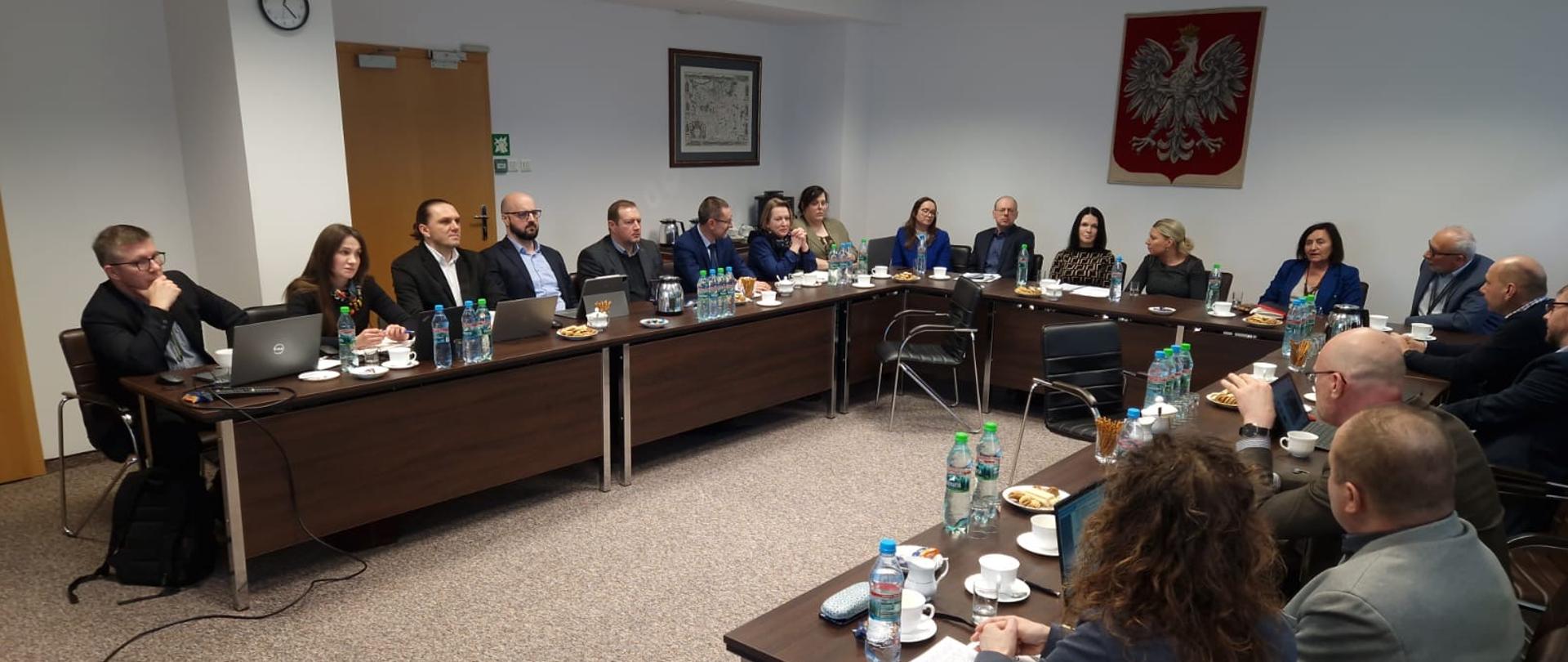 Zdjęcie przedstawia uczestników spotkania