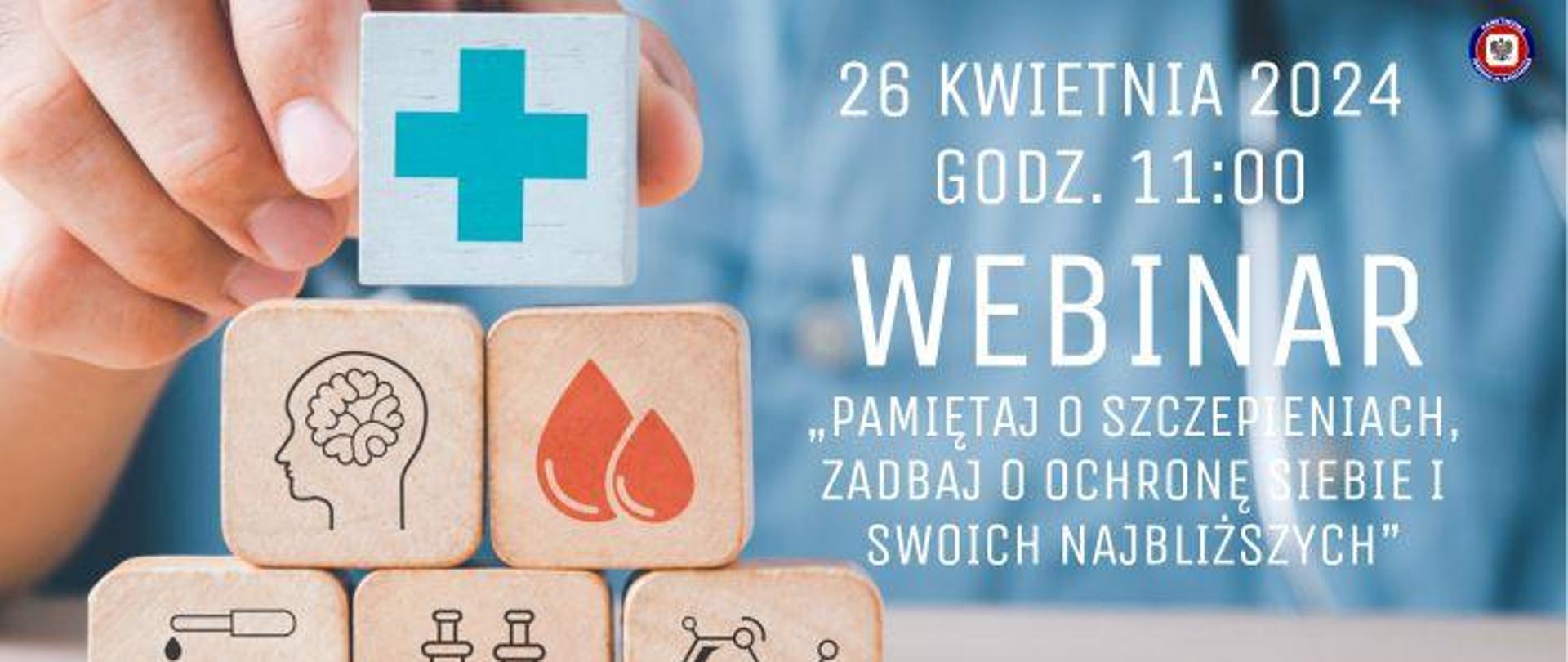 Po prawej na tle niebieskiego fartucha jasny napis 26 kwietnia 2024 godz. 11:00 WEBINAR "Pamiętaj o szczepieniach, zadbaj o ochronę siebie i swoich najbliższych", Po lewej dłoń układająca piramidę z drewnianych klocków z symbolami krzyża, głowy, kropli krwi. 