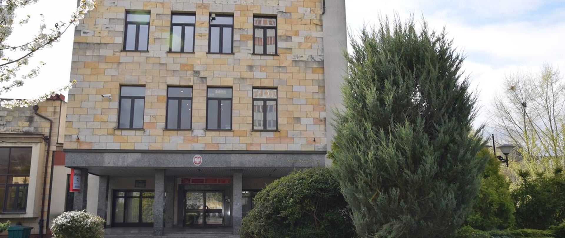Na zdjęciu siedziba RDOŚ w Gorzowie Wlkp., obok krzewy