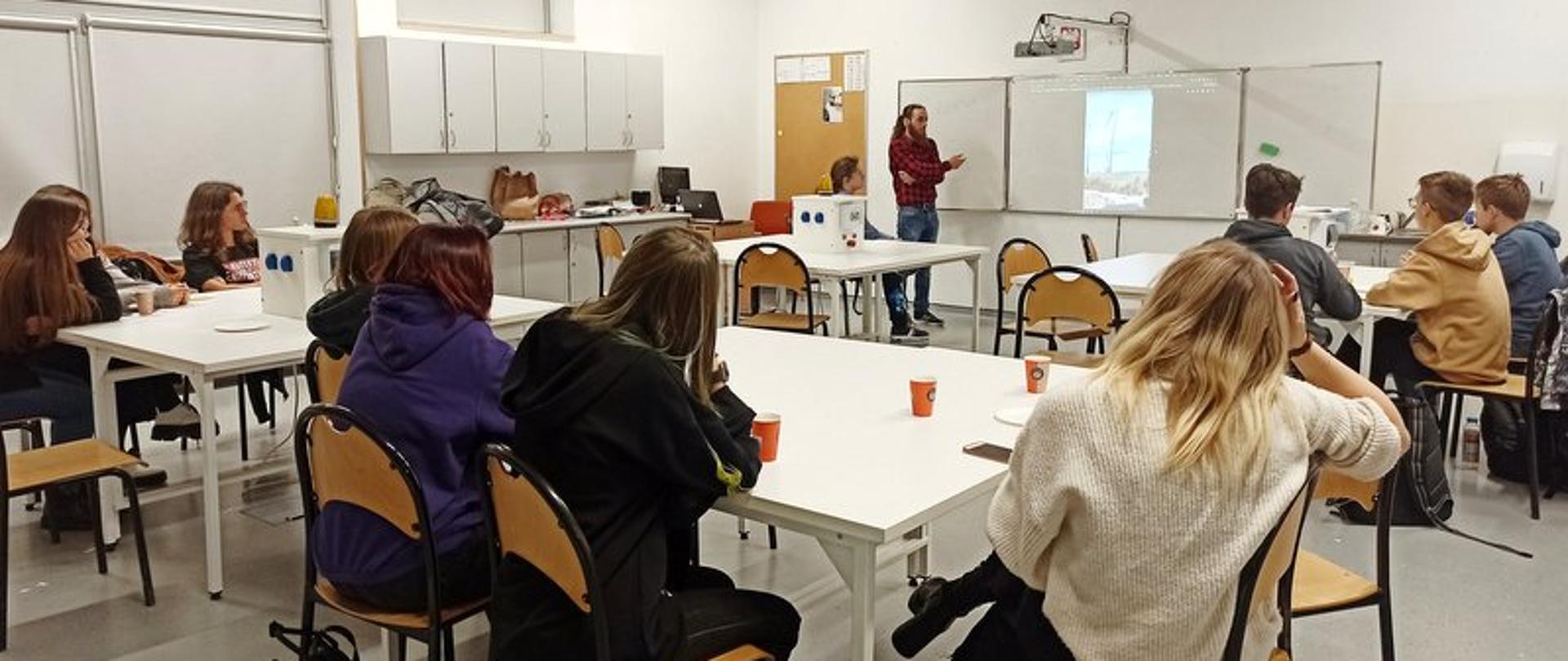 Projekt Poprawa efektywności energetycznej budynków szkolnych FEM we Wrocławiu oraz Społeczno-Oświatowego Stowarzyszenia Menadżerów w Strzelcach Opolskich 