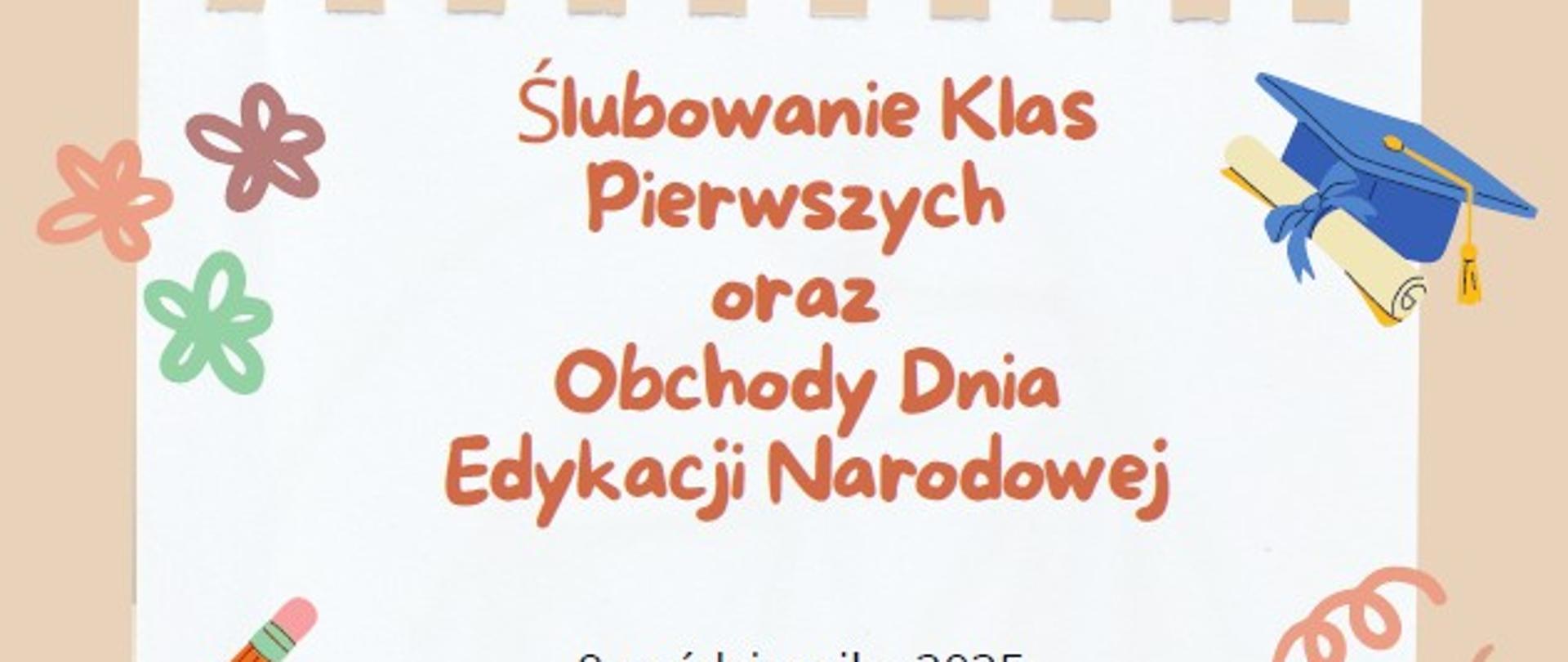 Plakat informujący o uroczystości Ślubowania Klas Pierwszych oraz Obchodów Dnia Edukacji Narodowej.
Na środku, na tle kartki wyrwanej z notesu, widnieje tekst w ciepłych kolorach:
„Ślubowanie Klas Pierwszych oraz Obchody Dnia Edukacji Narodowej".
9 października 2025, godz. 16:00 w Ełckim Centrum Kultury. Zapraszamy!”.
Tło jest beżowe, ozdobione rysunkami ołówków, kwiatków i czapki absolwenta.
Na dole plakatu znajdują się kolorowe ilustracje czwórki uśmiechniętych dzieci — każde gra na innym instrumencie: gitarze, bębenku, mikrofonie i tamburynie.
Całość utrzymana w radosnym, dziecięcym stylu, nawiązującym do szkolnego klimatu i muzycznej atmosfery wydarzenia.
