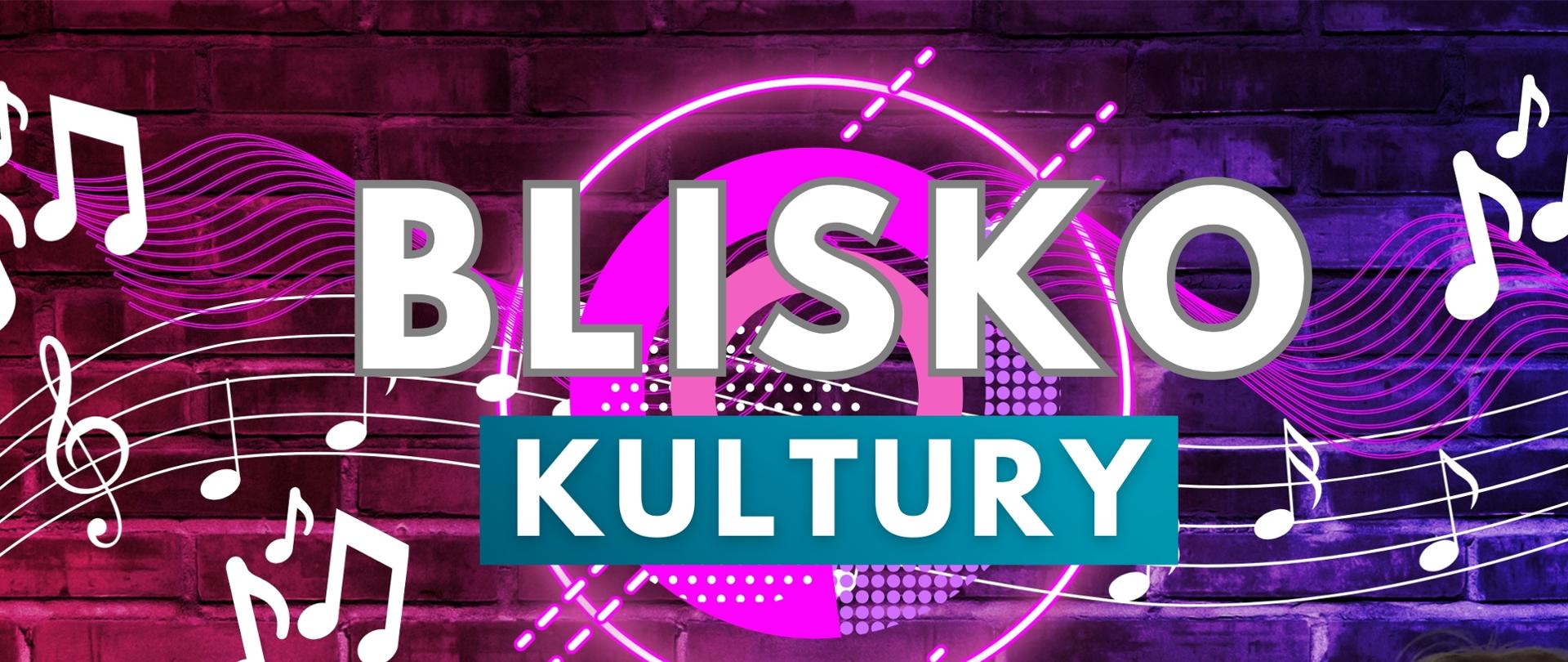 Tło obrazka to różowo- niebieskie cegły. W górnej części biała pięciolinia i białe nuty, a na nich biały napis "blisko kultury". Poniżej po lewej stronie biały napis warsztaty i koncert, edukacja kulturowa poprzez muzykę". Po prawej stronie zdjęcie kobiety brunetki, która gra na skrzypcach. Poniżej po lewej stronie mężczyzna w białej koszulce, który także gra na skrzypcach i ma na głowie apaszkę. Po prawej stronie niebieską czcionką informacja o miejscu wydarzenia, białą czcionką informacja o dacie i godzinie oraz wstępie wolnym. U samego dołu na białym pasku informacja o sponsorach.