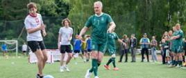 Charytatywny turniej piłkarski „Ambassadors' Cup 2026”, piłkarze kopią piłkę na zielonej trawie