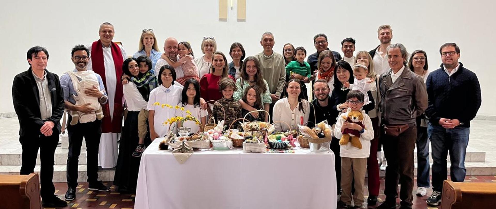 Foto grupal junto a la mesa pascual.