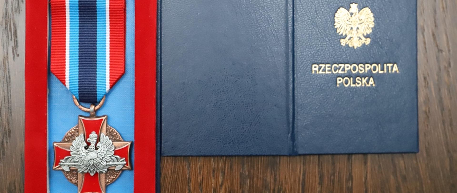 Zdjęcie przedstawia odznakę "Zasłużony dla ochrony przeciwpożarowej".