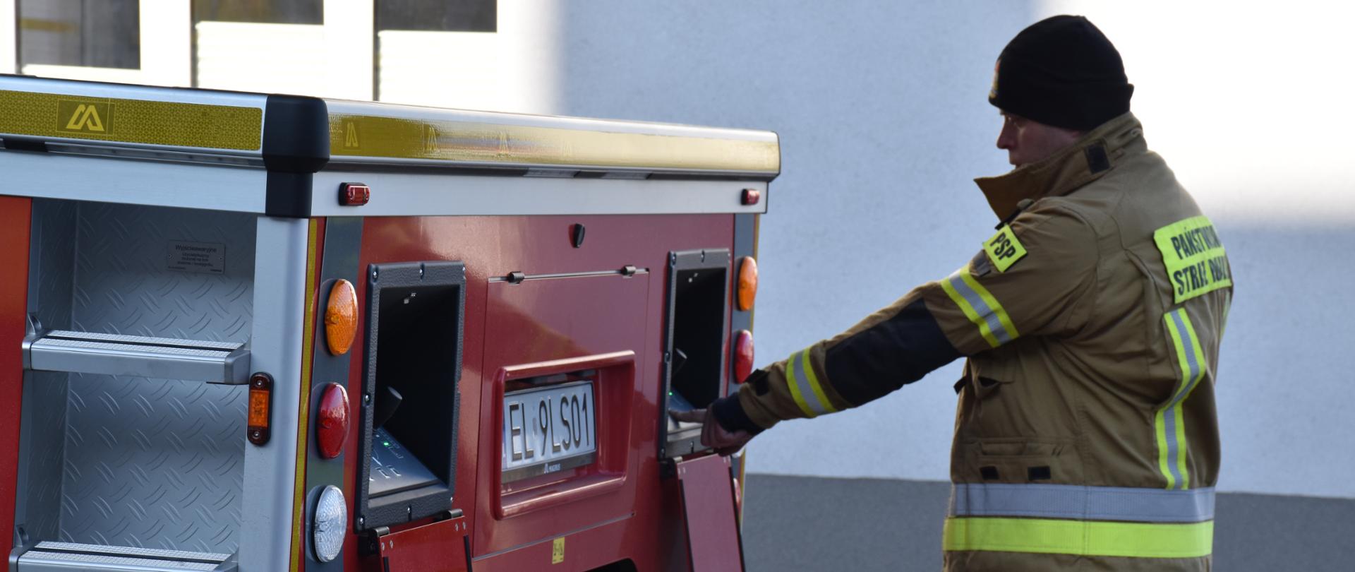 Strażak obsługujący drabinę mechaniczną