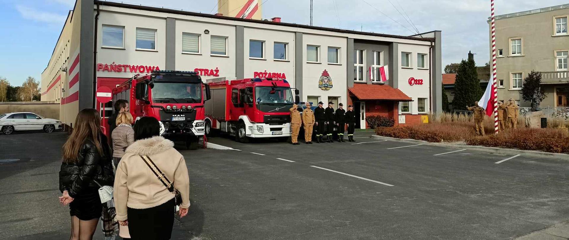 Z okazji narodowego swięta niepodległości strażacy na placu przed budynkiem dokonali uroczystego podniesienia flagi Państwowej i odśpiewali hymn Polski. Przed komendę wystawiono pojazdy pożarnicze a zmiana służbowa ustawiona w szyku odśpiewała hymn. Poczet flagowy podczas śpiewu wzniósł flagę na maszt. Uroczystości obserwowali mieszkańcy powiatu włączając się w akcję i wspólnie śpiewając hymn Polski. 