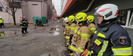Na zdjęciu zbiórka strażaków po zakończeniu ćwiczeń na terenie kopalni