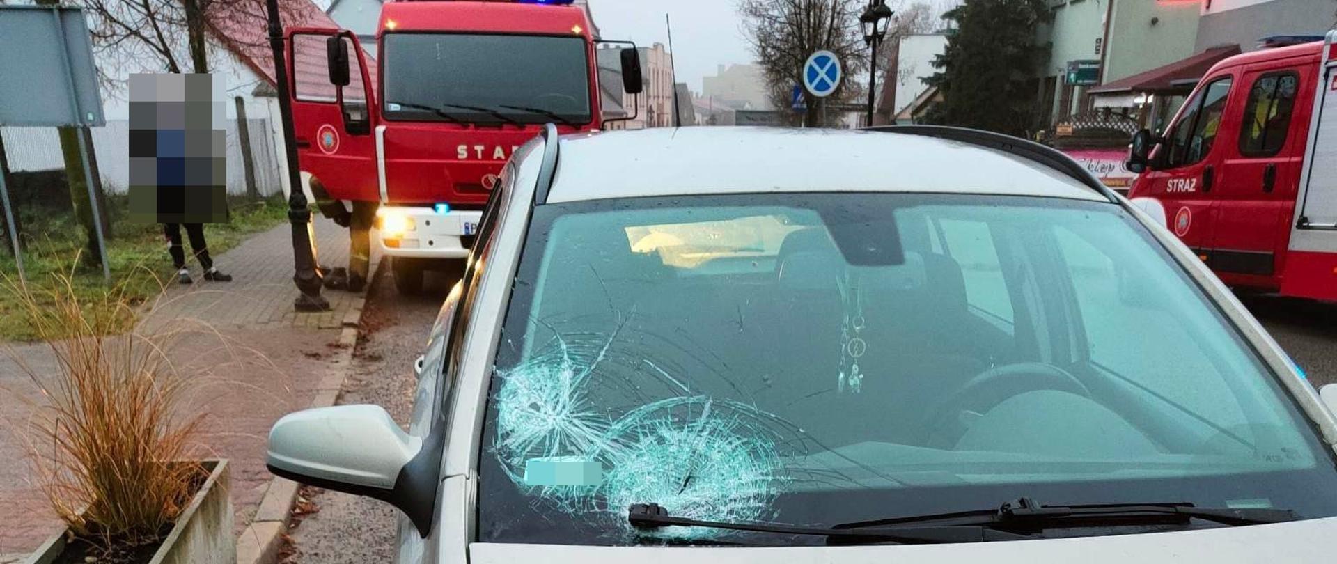 Na zdjęciu widać samochód osobowy z rozbitą szybą, który brał udział w zdarzeniu 