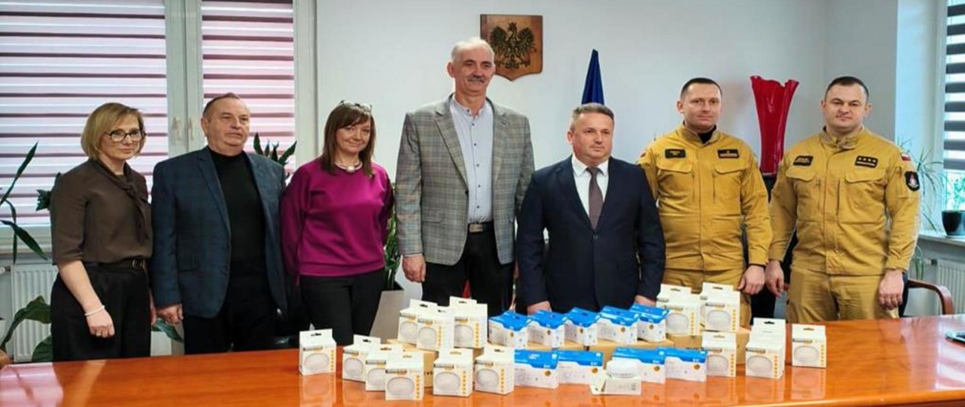 Przekazanie autonomicznych czujek dymu i tlenku węgla dla gmin Bogoria, Rytwiany, Staszów i Oleśnica przez staszowskich strażaków.