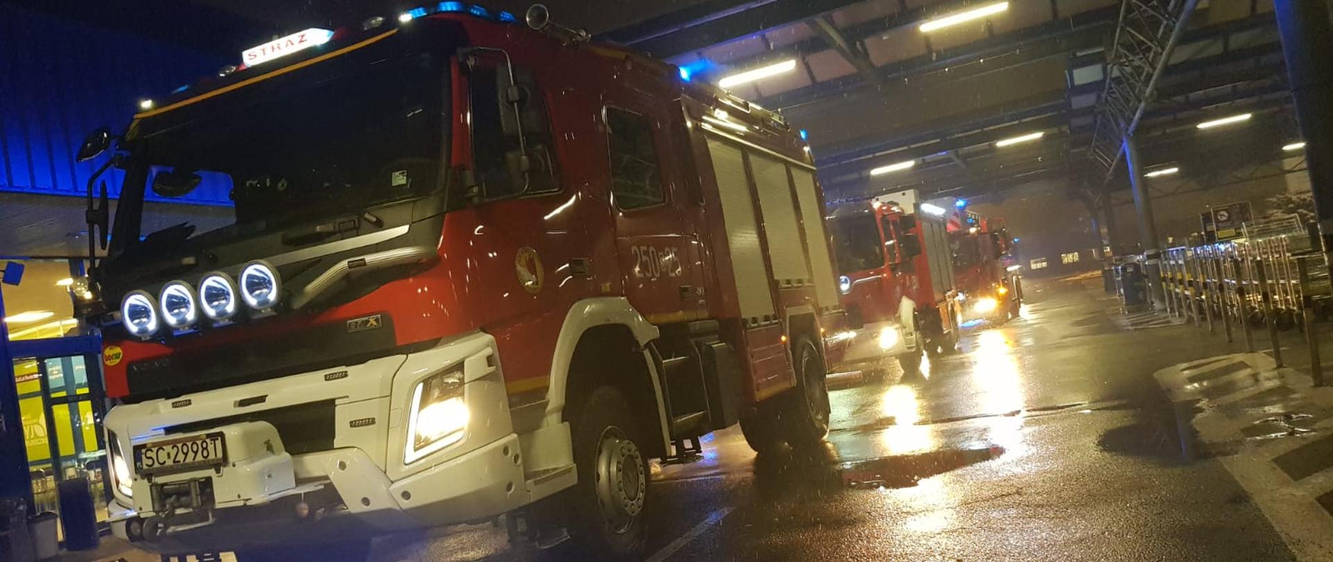 Na pierwszym planie samochód gaśniczy Centralnej Szkoły PSP, za nim widoczne dwa kolejne samochody gaśnicze