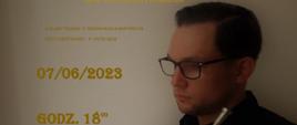 Plakat zdjęcie z ciemną postacią młodego trębacza z instrumentem. Z lewej strony informacje o recitalu.
