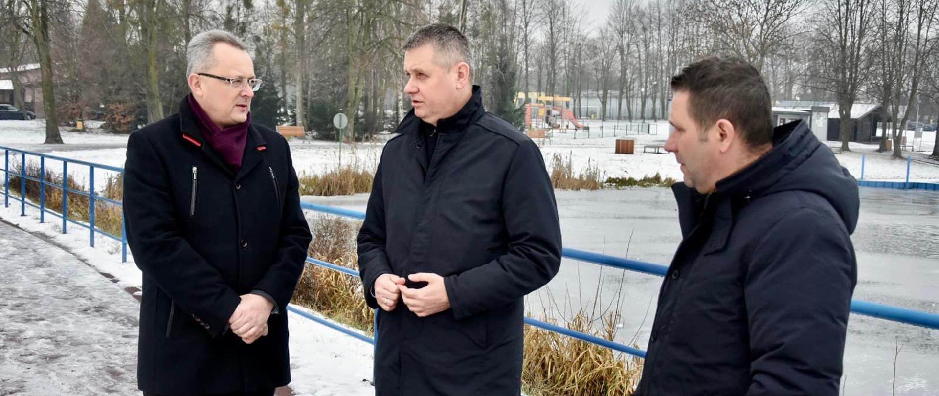 Na zdjęciu znajduje się się trzech mężczyzn