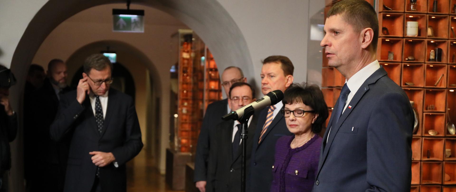 W Muzeum Katyńskim przemawia minister edukacji. 
