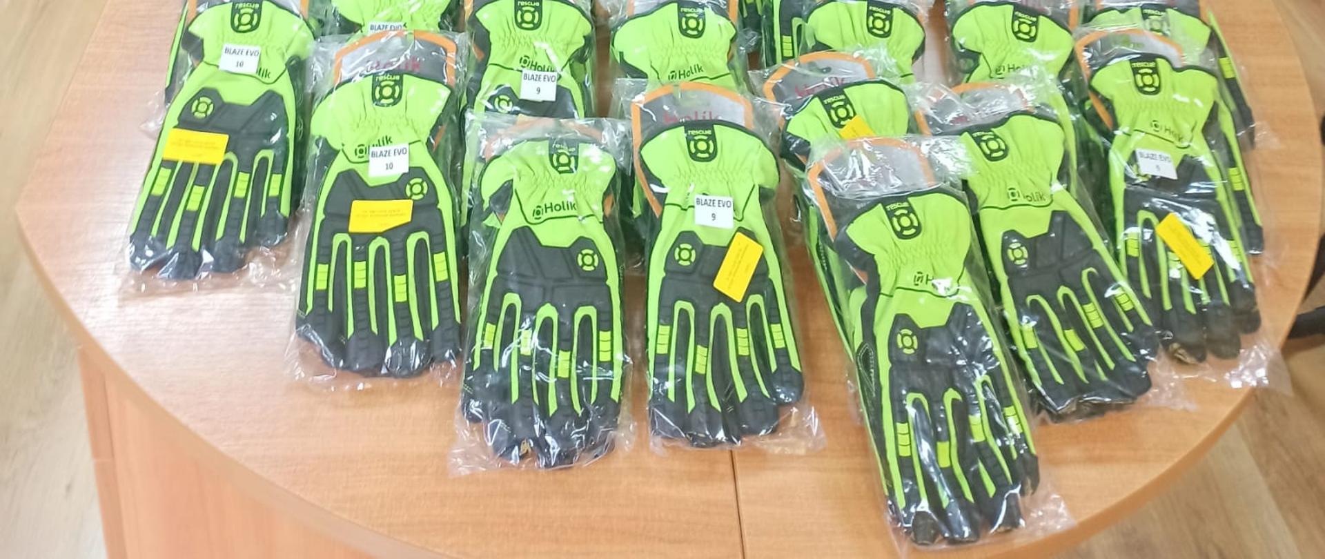 Rękawice techniczne leżące na stole