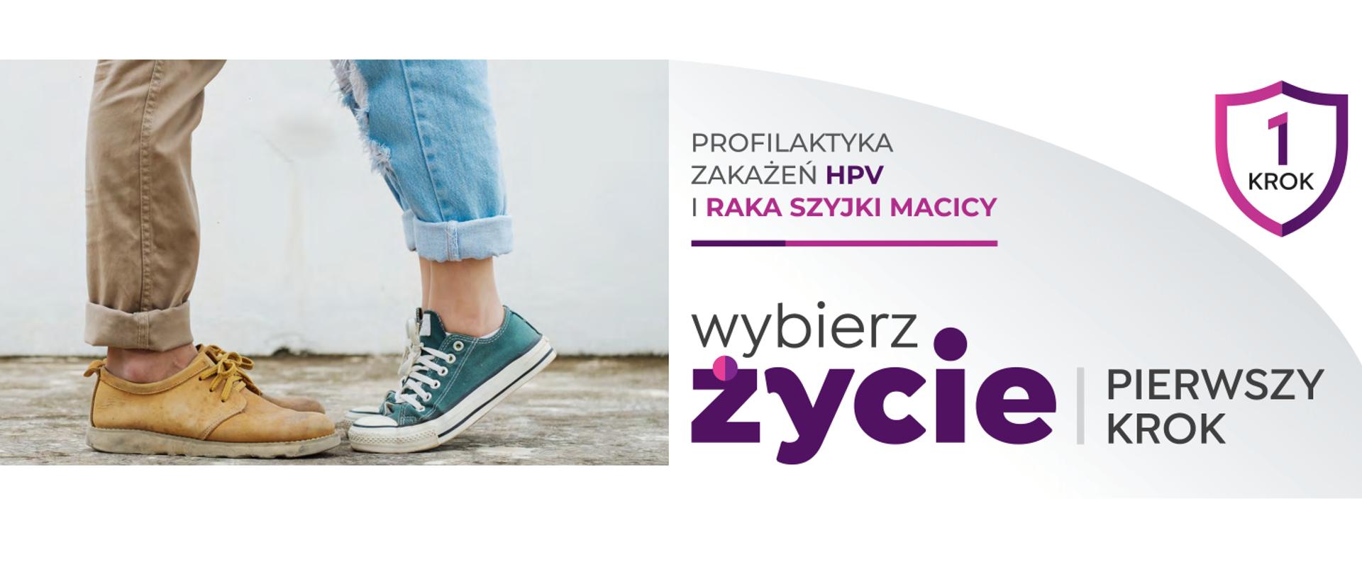 w lewej części fragment zdjęcia postaci chłopaka i dziewczyny zwróconych przodem do siebie, widać fragmenty nóg i butów, w prawej części nazwa programu profilaktycznego i logotyp