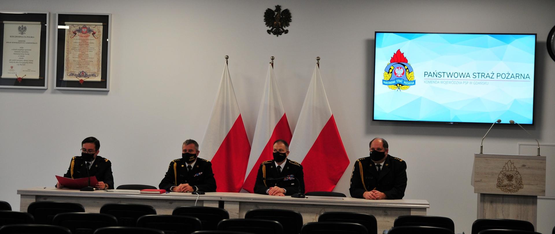 Za stołem siedzą: Pomorski Komendant Wojewódzki PSP oraz jego zastępca.
