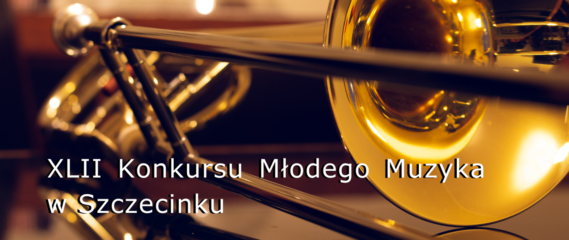 Zdjęcie części puzonu, na ciemnym kolorowym tle a na nim biały napis XLII Konkurs Młodego Muzyka w Szczecinku