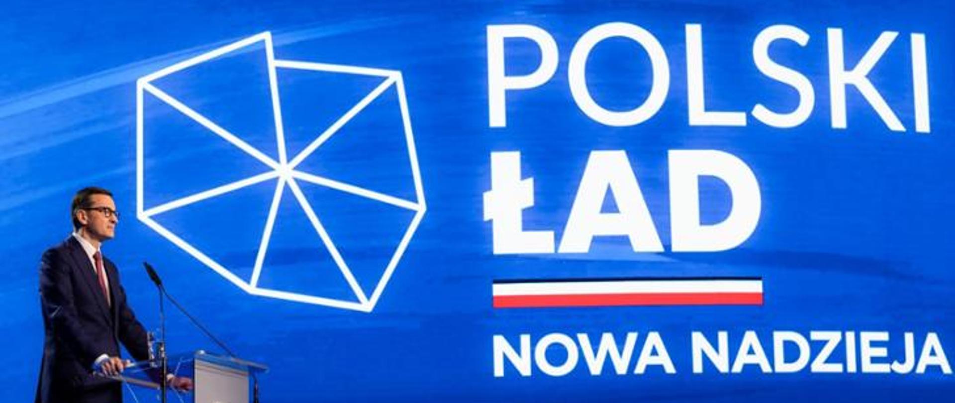 Na niebieskim tle biały napis Polski Ład Nowa Nadzieja. Po lewej stronie premier Morawiecki stojący przy mównicy.