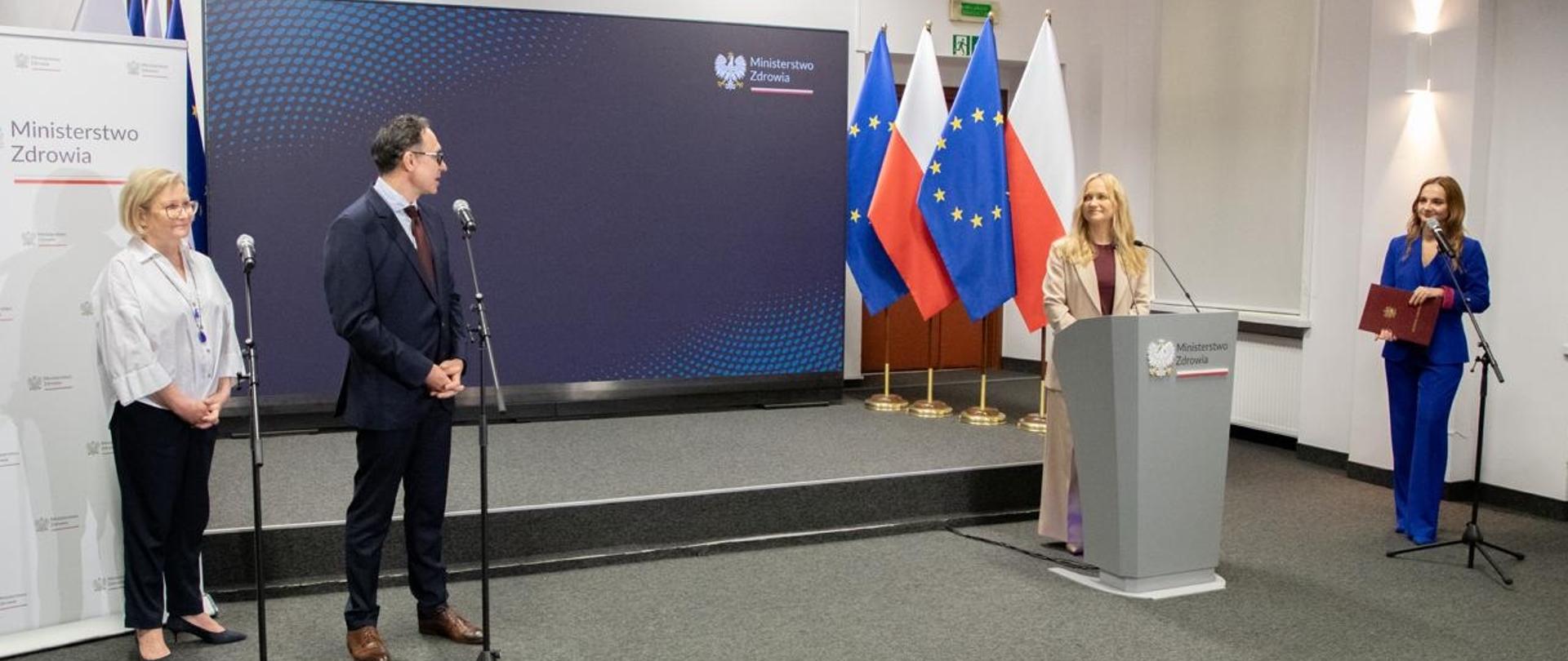 Na zdj. minister zdrowia Jolanta Sobierańska-Grenda, prof. Andrzej Nowakowski i Beata Jagielska, dyrektor NIO.