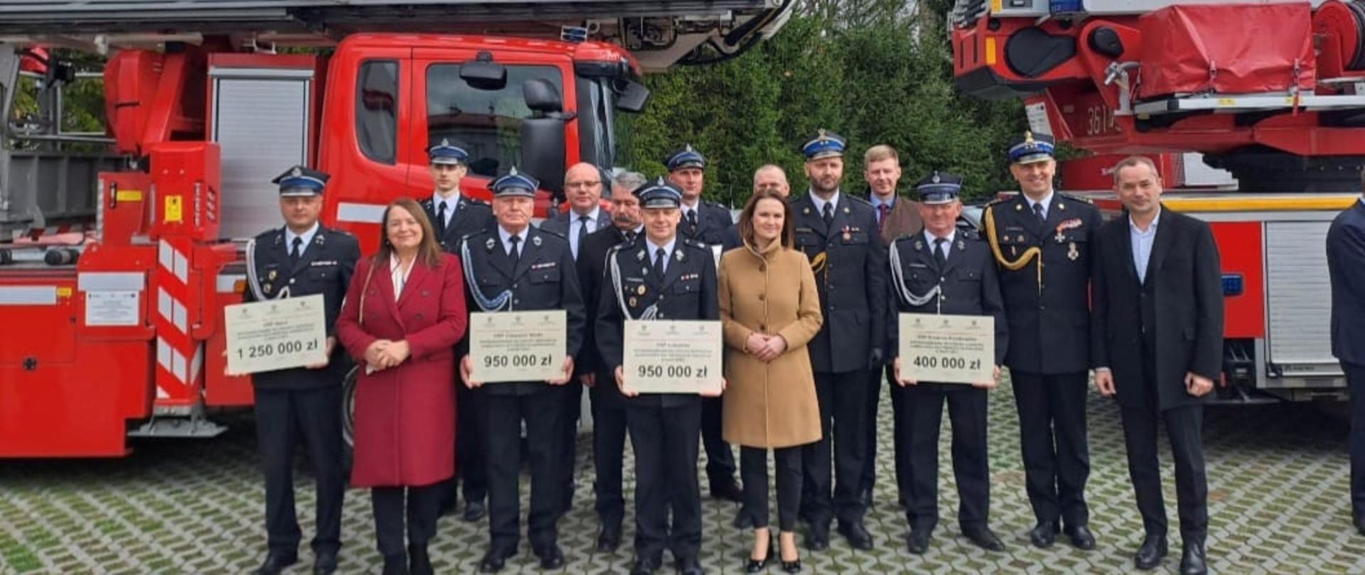 Zdjęcie przedstawia uczestników zbiórki z okazji przekazania promes na zakup samochodów ratowniczo-gaśniczych