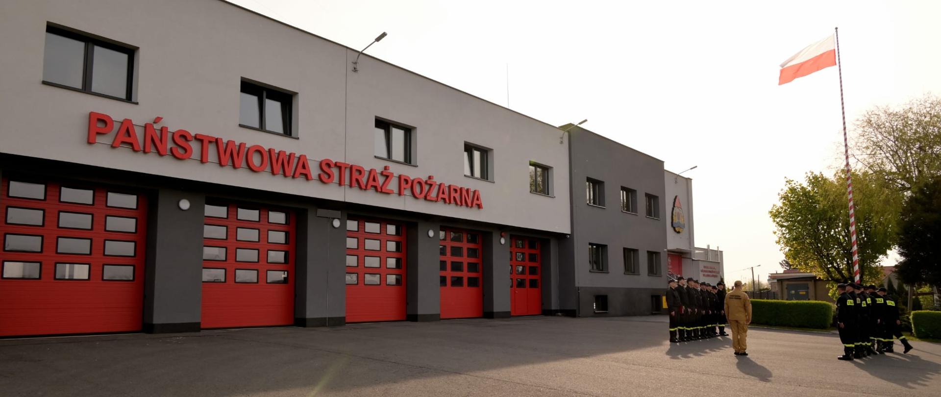 Uroczysta zbiórka i podniesienie flagi państwowej z okazji dnia flagi Rzeczypospolitej Polskiej