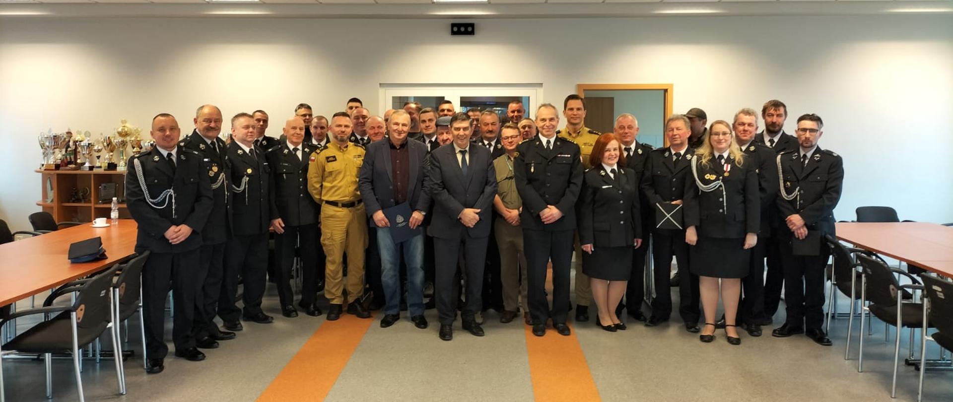 Spotkanie Zastępcy Lubuskiego Komendanta Wojewódzkiego PSP bryg. Macieja Iwko z przedstawicielami jednostek OSP - zdjęcie wspólne