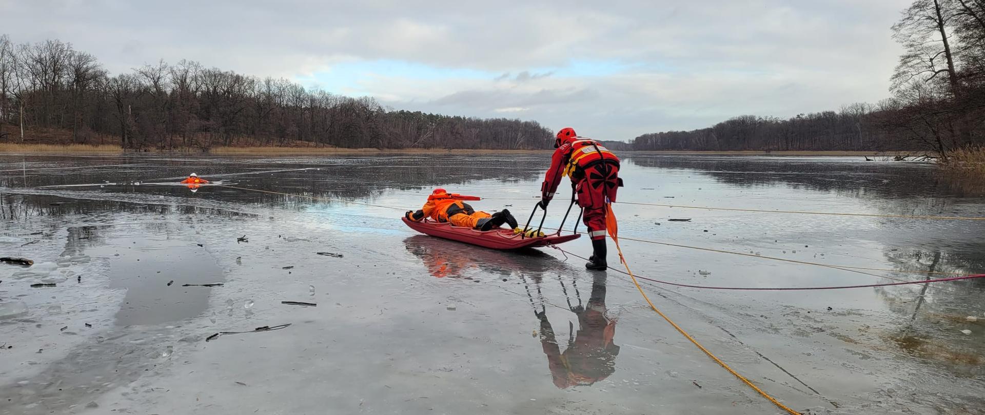 Na zdjęciu strażacy podczas ćwiczeń